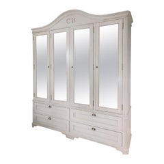 Armoire de style gustavien sur mesure avec portes en miroir