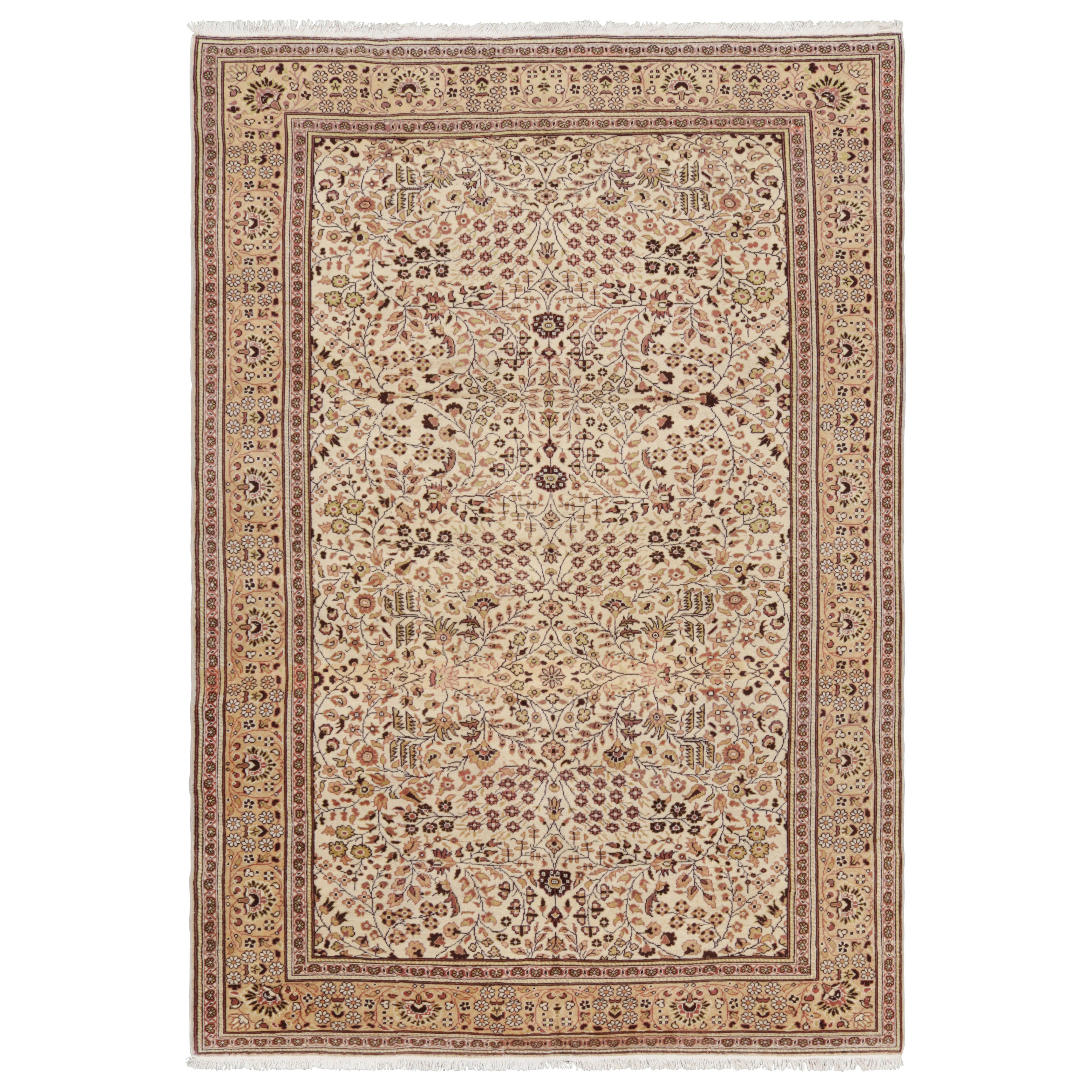 Alfombra vintage Kayseri en crema y beige con motivos florales de Rug & Kilim en venta