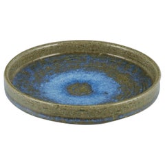 Palshus. Plat en céramique à glaçure dans les tons verts et bleus