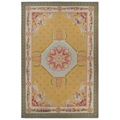 Tapis d'Aubusson ancien surdimensionné en or avec médaillon floral  Rug & Kilim