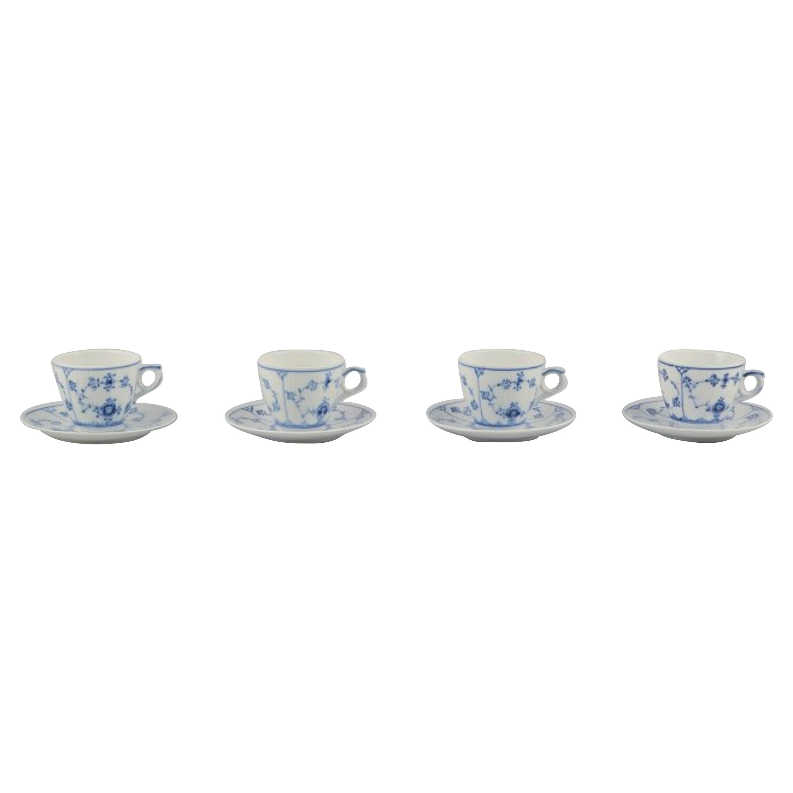 Royal Copenhagen Azul Liso Acanalado. Juego de cuatro tazas y platillos de café.