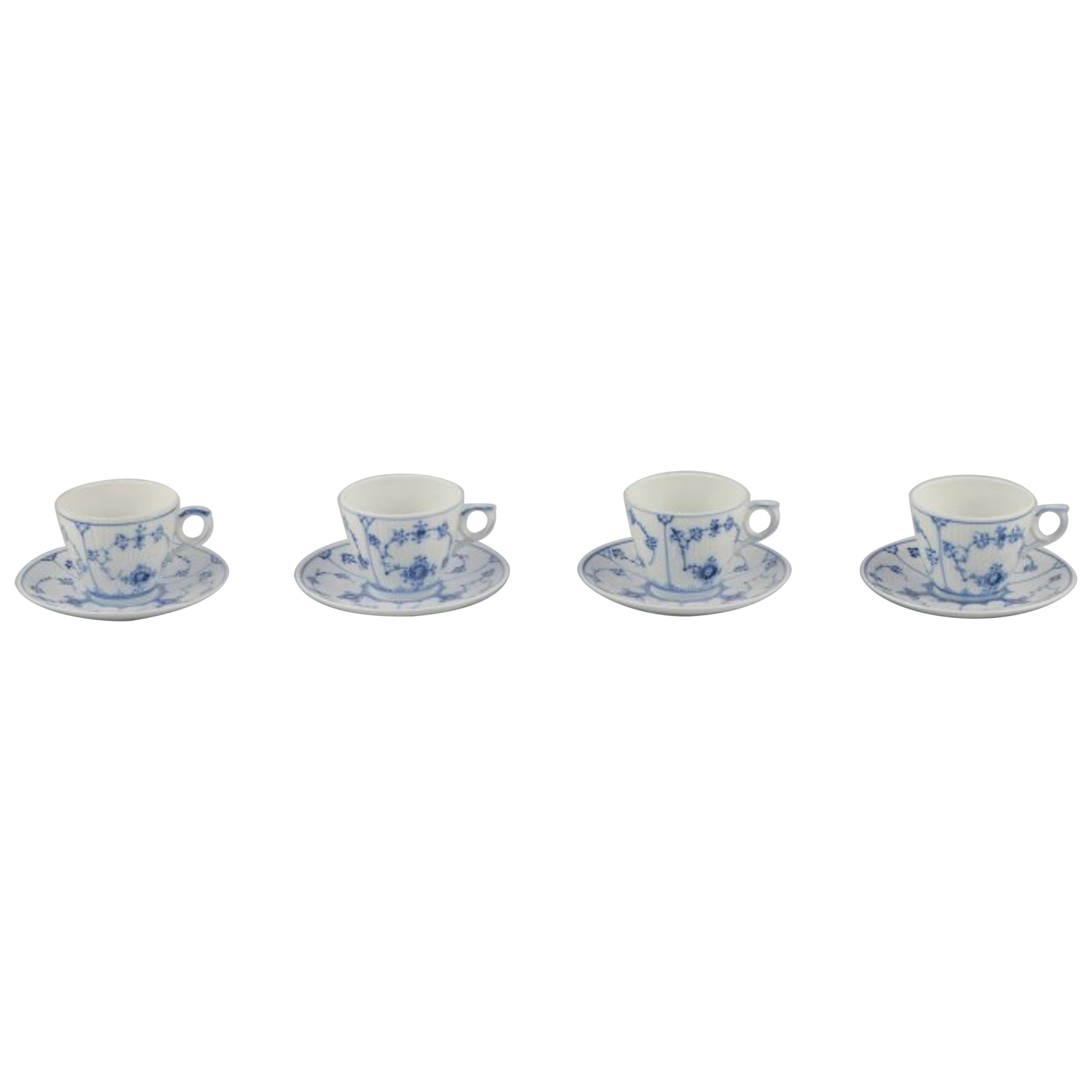 Royal Copenhagen Azul Liso Acanalado. Cuatro tazas de café con platillos de porcelana