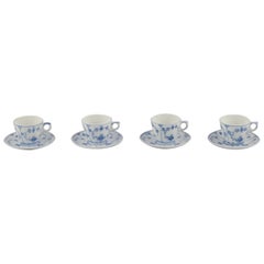 Royal Copenhagen Azul Liso Acanalado. Cuatro tazas de café con platillos de porcelana