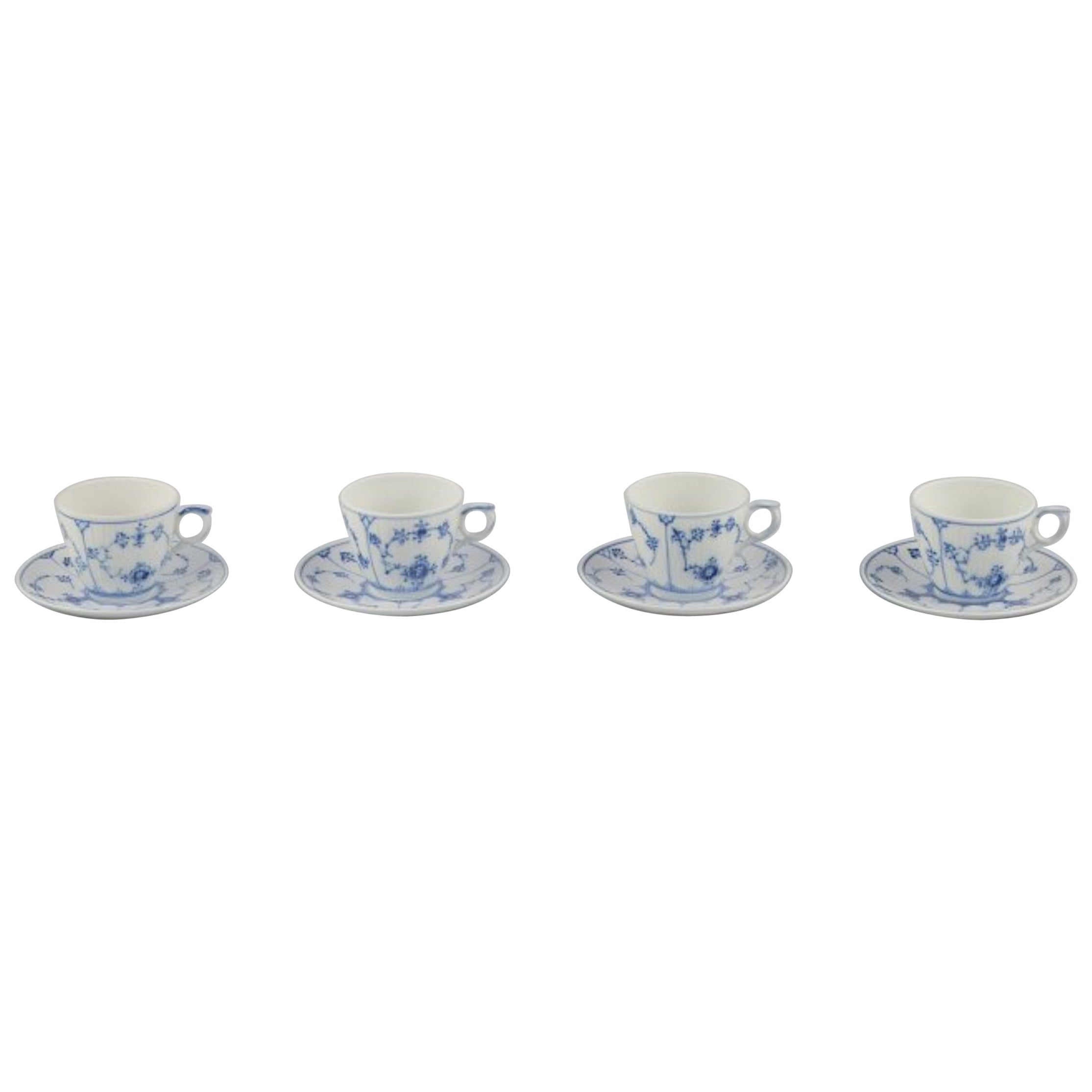 Royal Copenhagen Blau geriffelte Plain. Vier Kaffeebecher mit Untertassen, 1969-1974