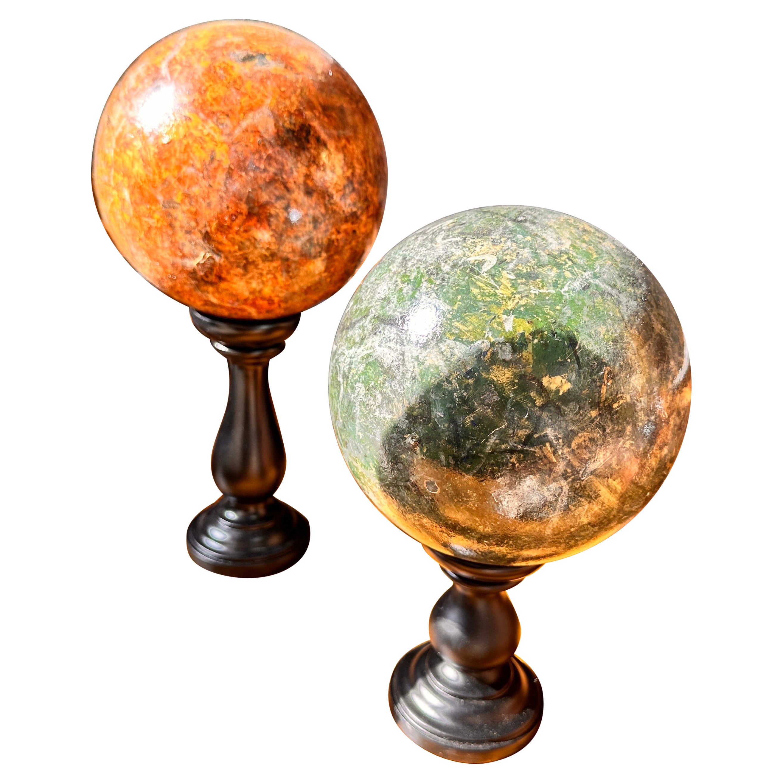 Cada esfera de madera se pintó en un tono de falso mármol, muy utilizado en el diseño Art Déco por su lujoso atractivo. La falsa madera de mármol muestra las características clásicas del mármol italiano y contrasta con el soporte de madera