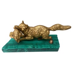Sculpture ancienne en bronze doré représentant un renard en train de chasser sur une base en malachite, début du 20e siècle