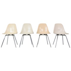 Charles & Ray Eames Set of 4 Off white "H-Base" Chairs for Herman Miller, 1960