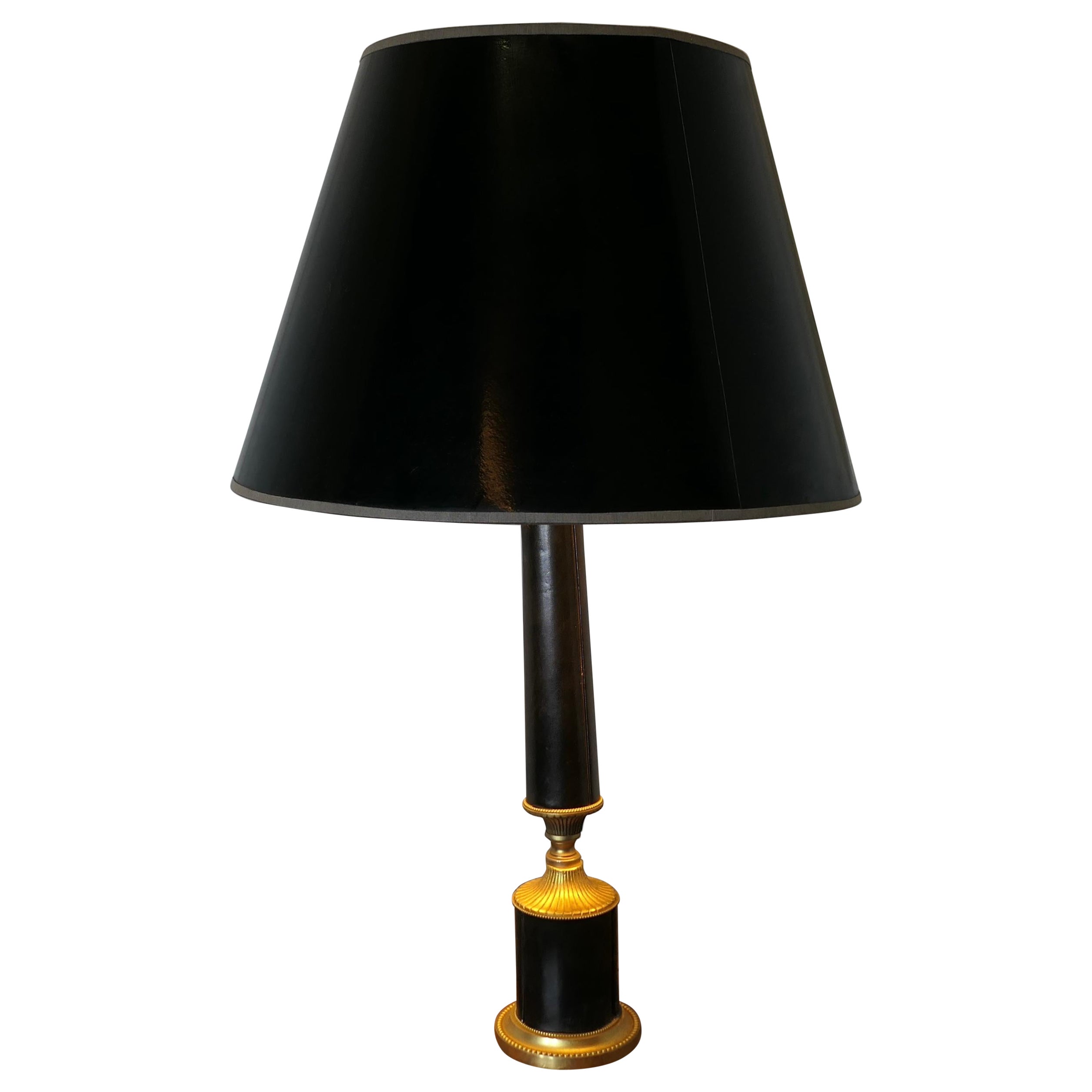 Lampe de table Art déco en laiton et cuir noir   Cette lampe est très élégante en vente