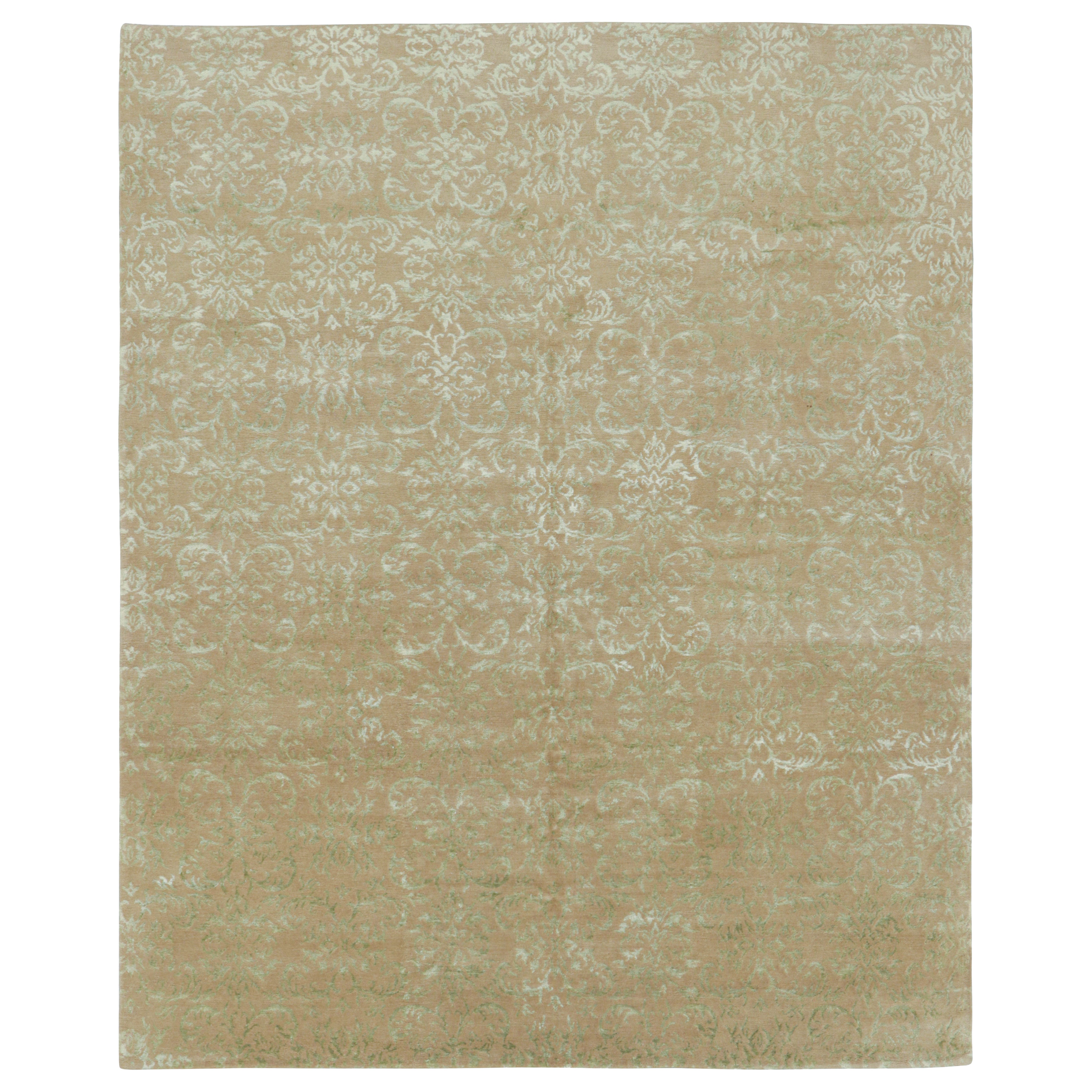 Rug & Kilim è un tappeto in stile europeo in marrone con motivi arabescati in verde pallido