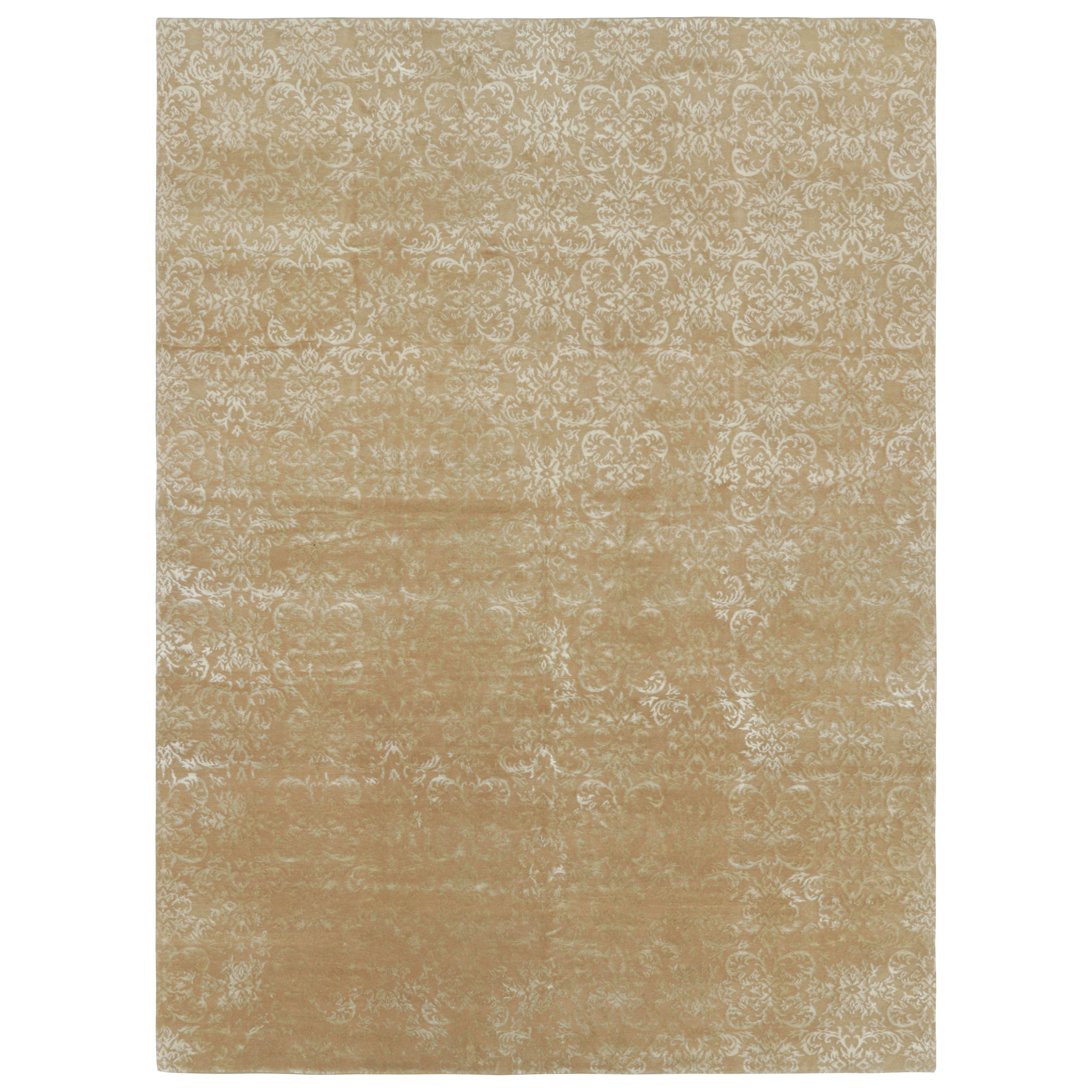Rug & Kilim Tappeto in stile europeo in marrone dorato con motivi arabescati in verde in vendita