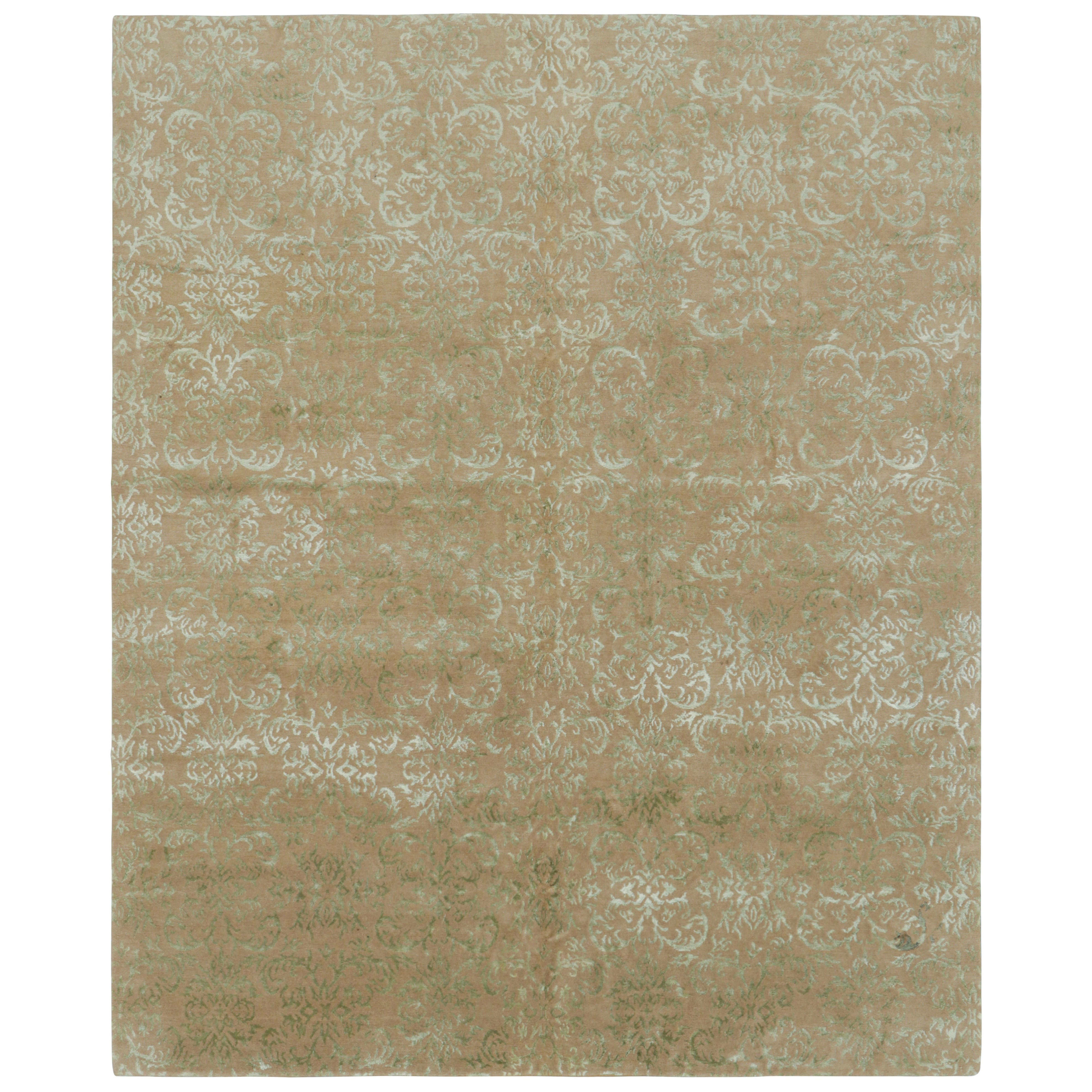 Tappeto Rug & Kilim in stile europeo in beige-marrone con motivi arabescati in verde