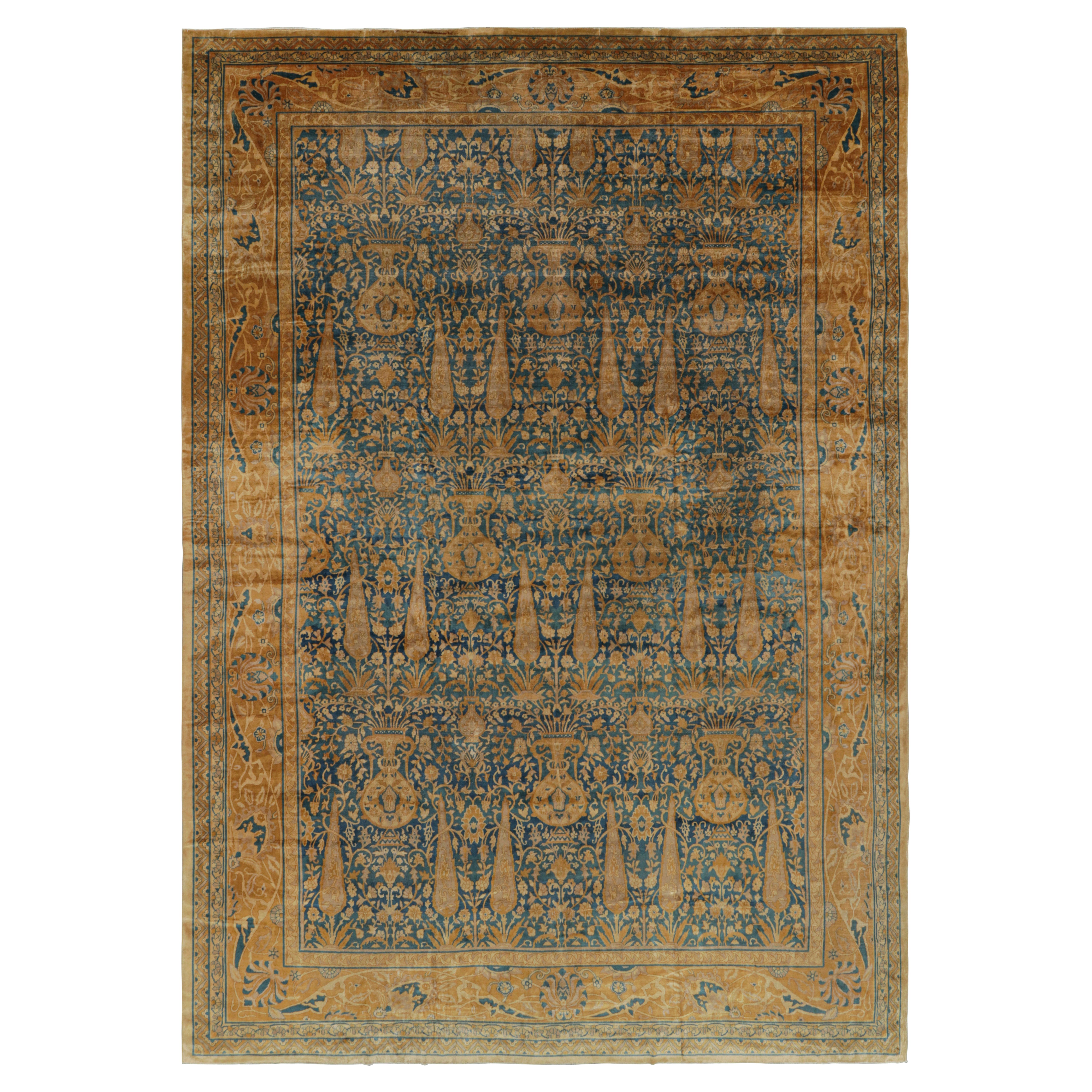 Alfombra antigua sobredimensionada estilo Shahrestan en azul con flores doradas  Rug & Kilim