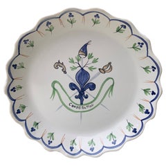 Vieille plaque à bord festonné de faïence de la Révolution française par Casafina