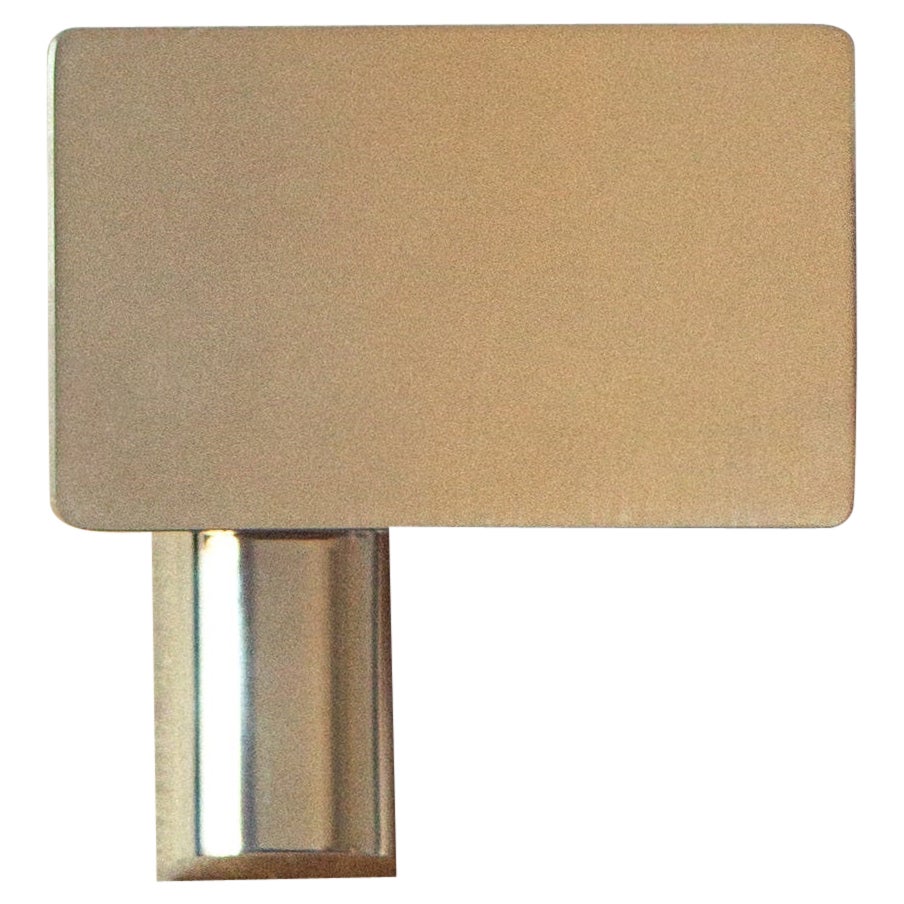 Contemporary Shield Golden vernickelte Wandleuchte von Henry Wilson im Angebot