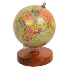 Piccolo globo terrestre edito da Räths Politischer Erdglobus degli anni '50