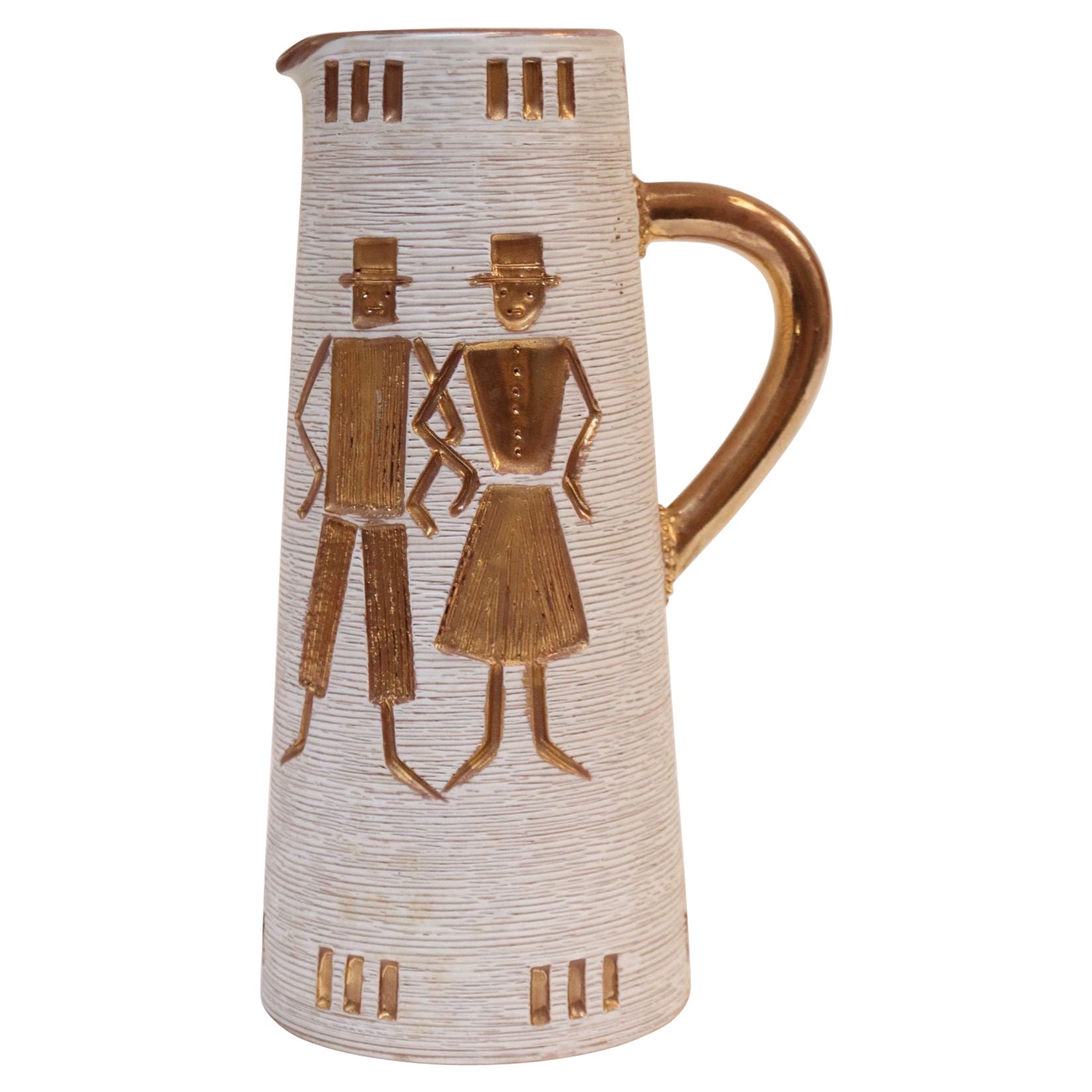 Brocca italiana in terracotta smaltata in oro con figure incise dei Fratelli Fanciullacci in vendita
