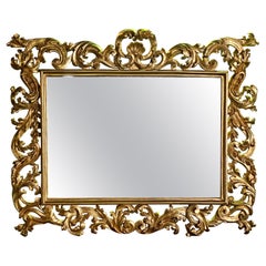 Espejo grande ornamentado de madera dorada foliada de estilo rococó del siglo XIX