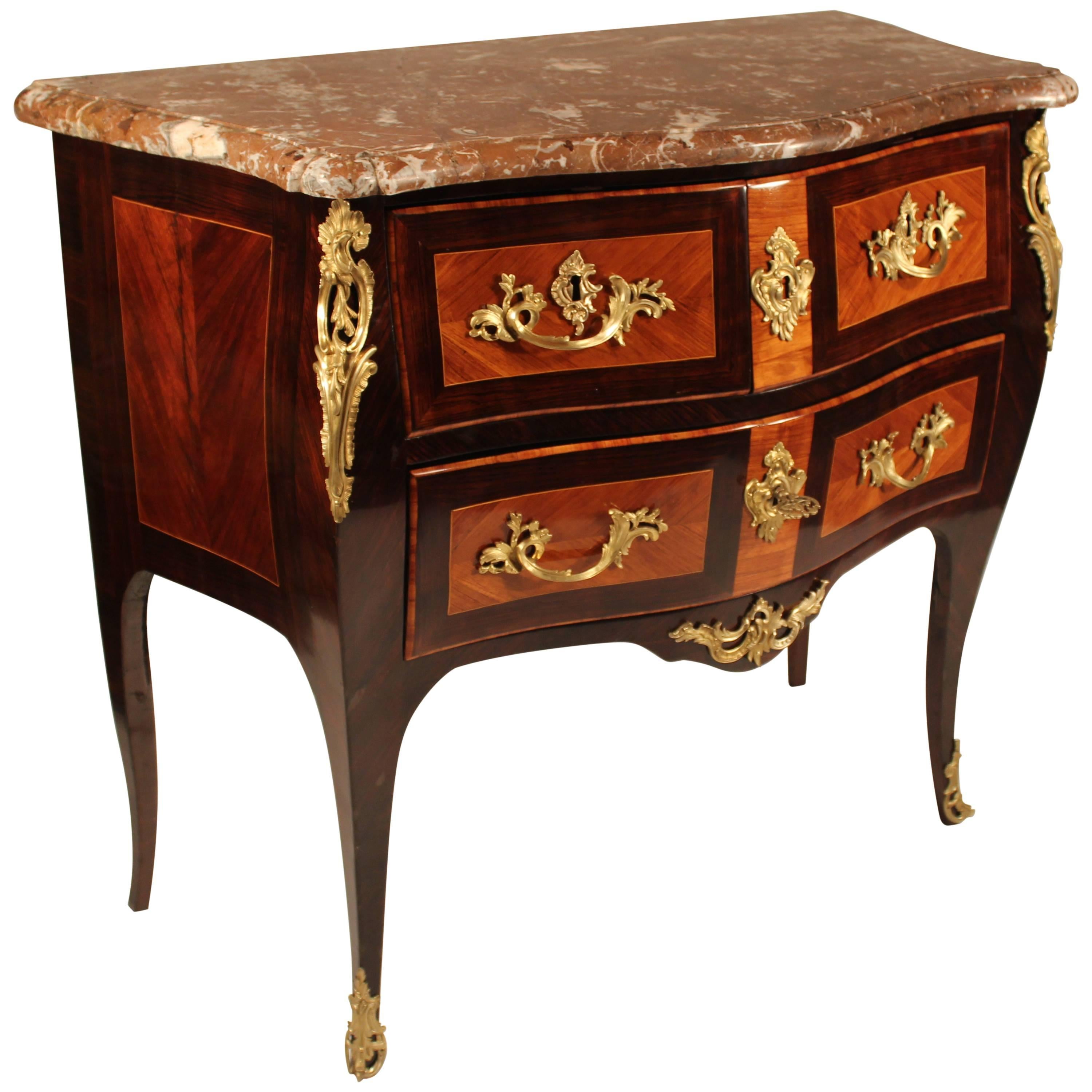 Commode Louis XV du XVIIIe siècle en vente