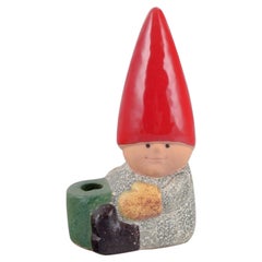 Lisa Larson para Gustavsberg. Candelero de cerámica. Duende sentado.