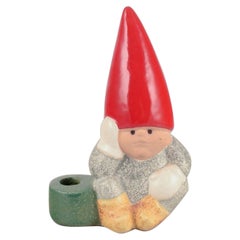 Lisa Larson para Gustavsberg, Suecia. Candelero de cerámica. Duende sentado. Siglo XX.