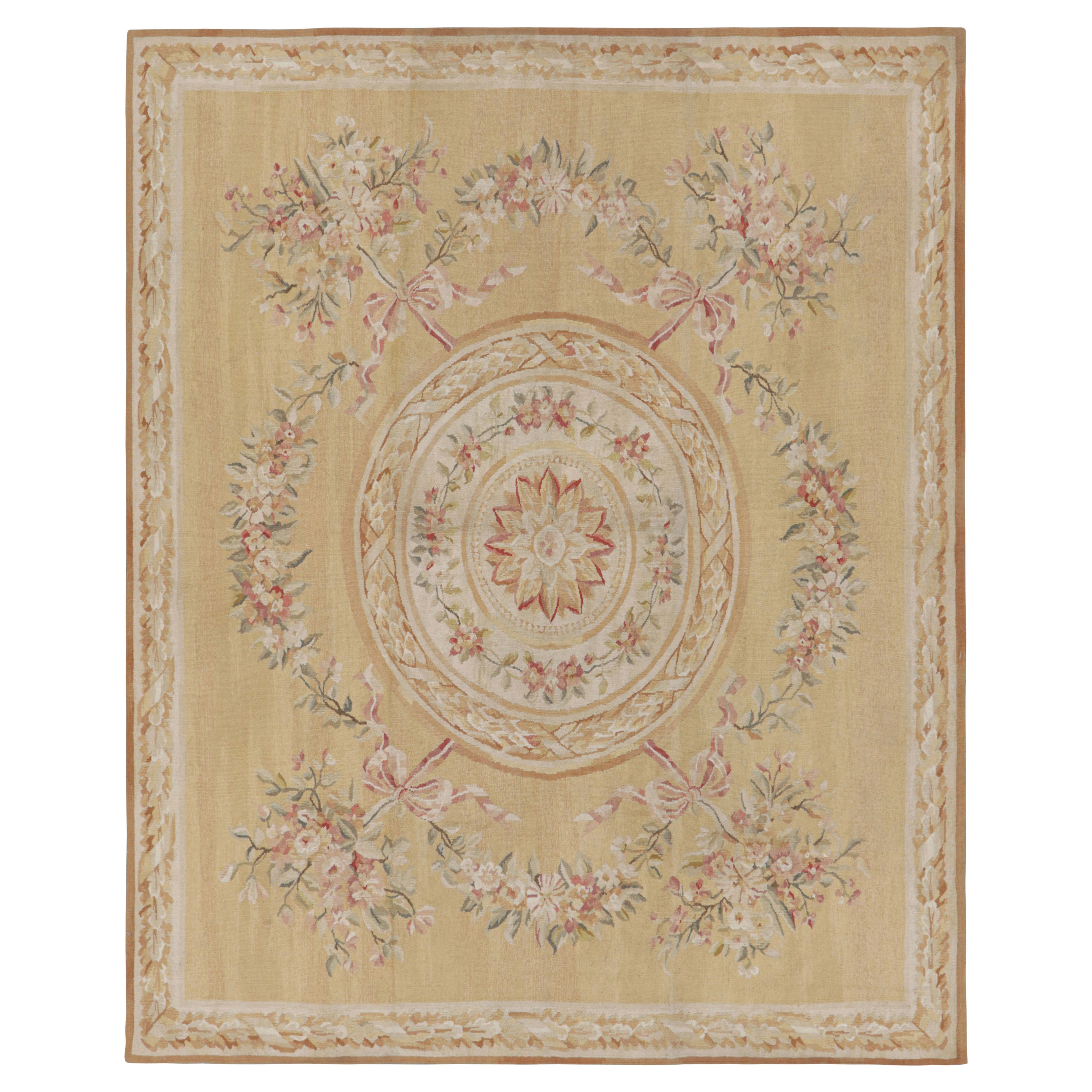 Alfombra estilo Aubusson de Rug & Kilim en dorado claro y crema con medallón floral