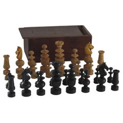 Set di scacchi antichi del XIX secolo di forma Regency con re da 96 mm in scatola con coperchio in pino