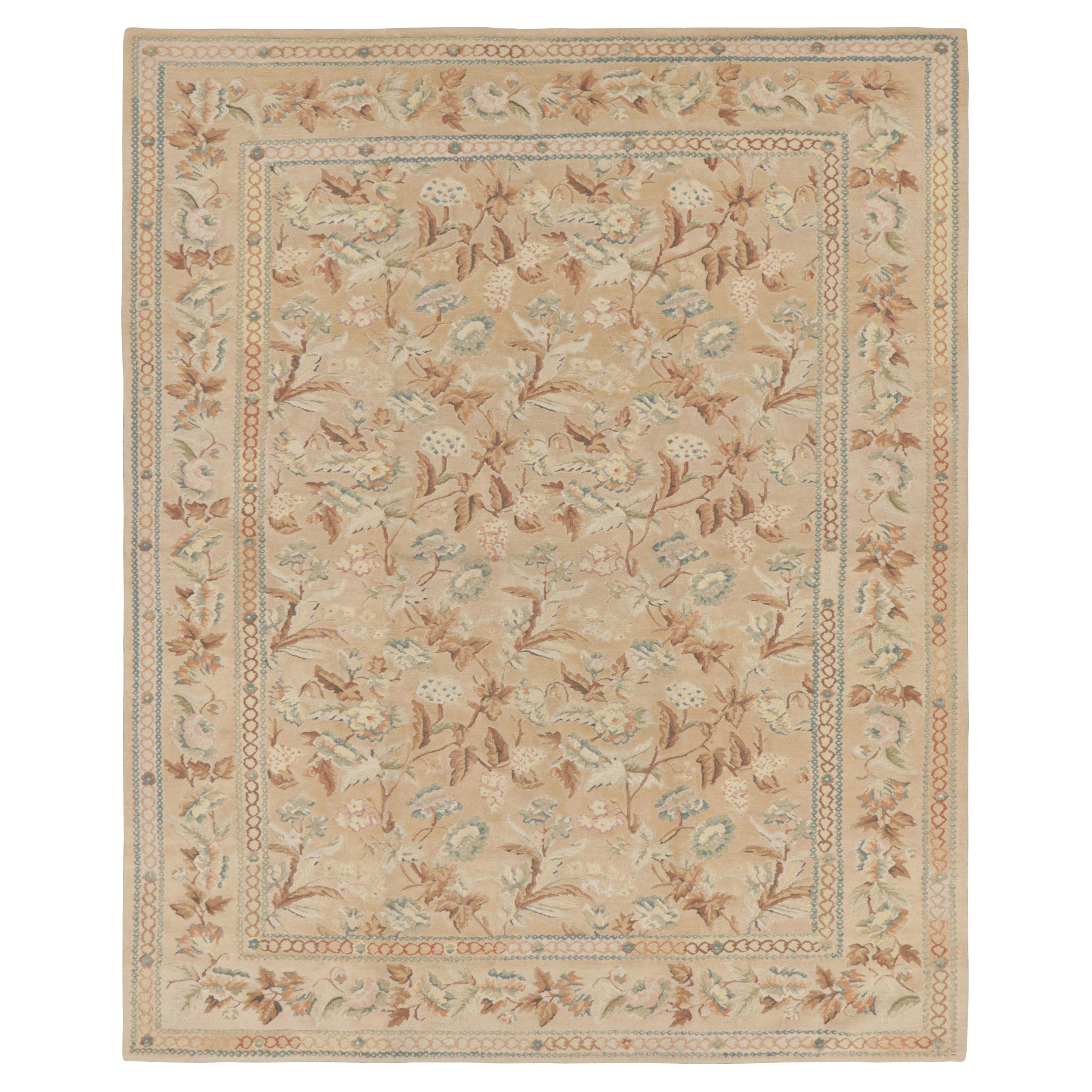 Rug & Kilim è un tappeto in stile Aubusson di colore beige-marrone con fiori blu e rosa. in vendita
