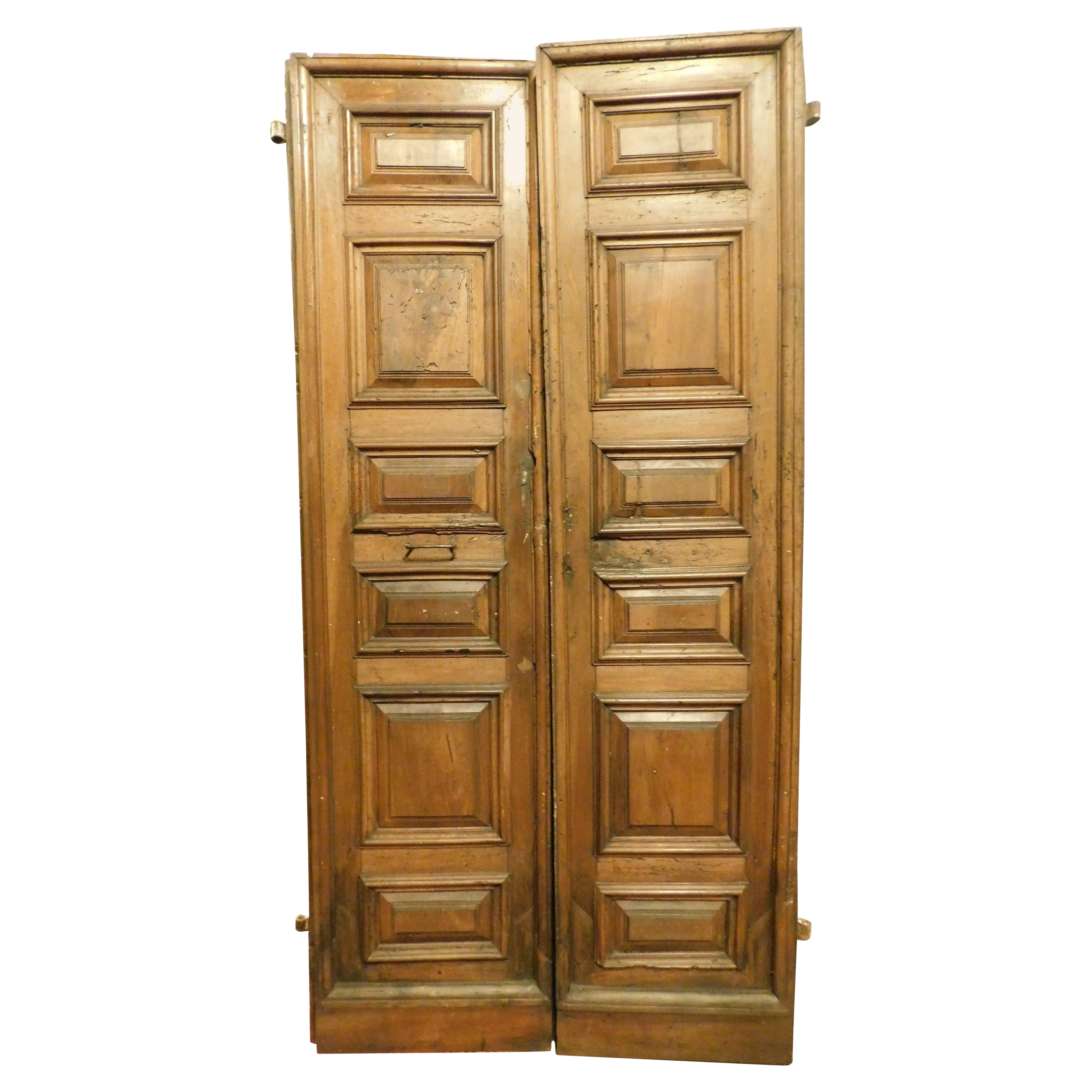 Puerta doble de madera de nogal, dos hojas paneladas, Italia