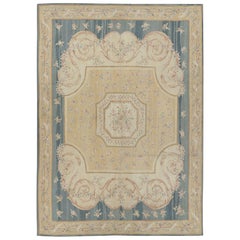 Rug & Kilim's Aubusson-Teppich in Blau und Creme mit Blumenmedaillon