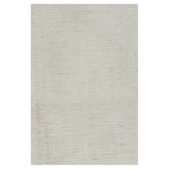 Alfombra de textura sobredimensionada en tonos blancos y estrías de Rug & Kilim