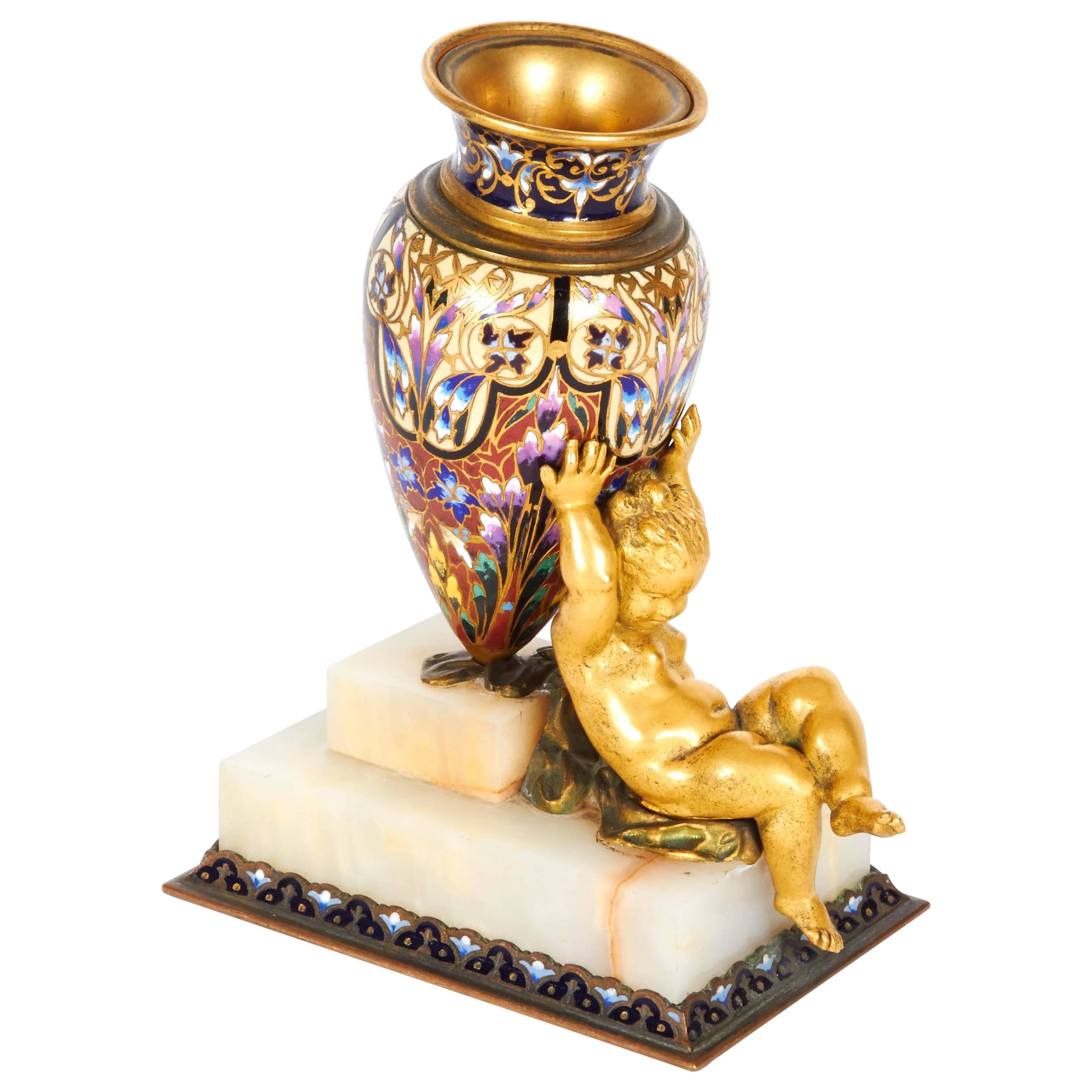 Vase à bourgeons en onyx orné d'onyx et émail cloisonné champlevé avec angelot