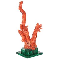 Très belle figurine chinoise sculptée en corail représentant Guanyin et dragon sur malachite, signée