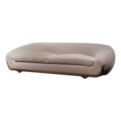 Divano curvo in mohair, base in noce