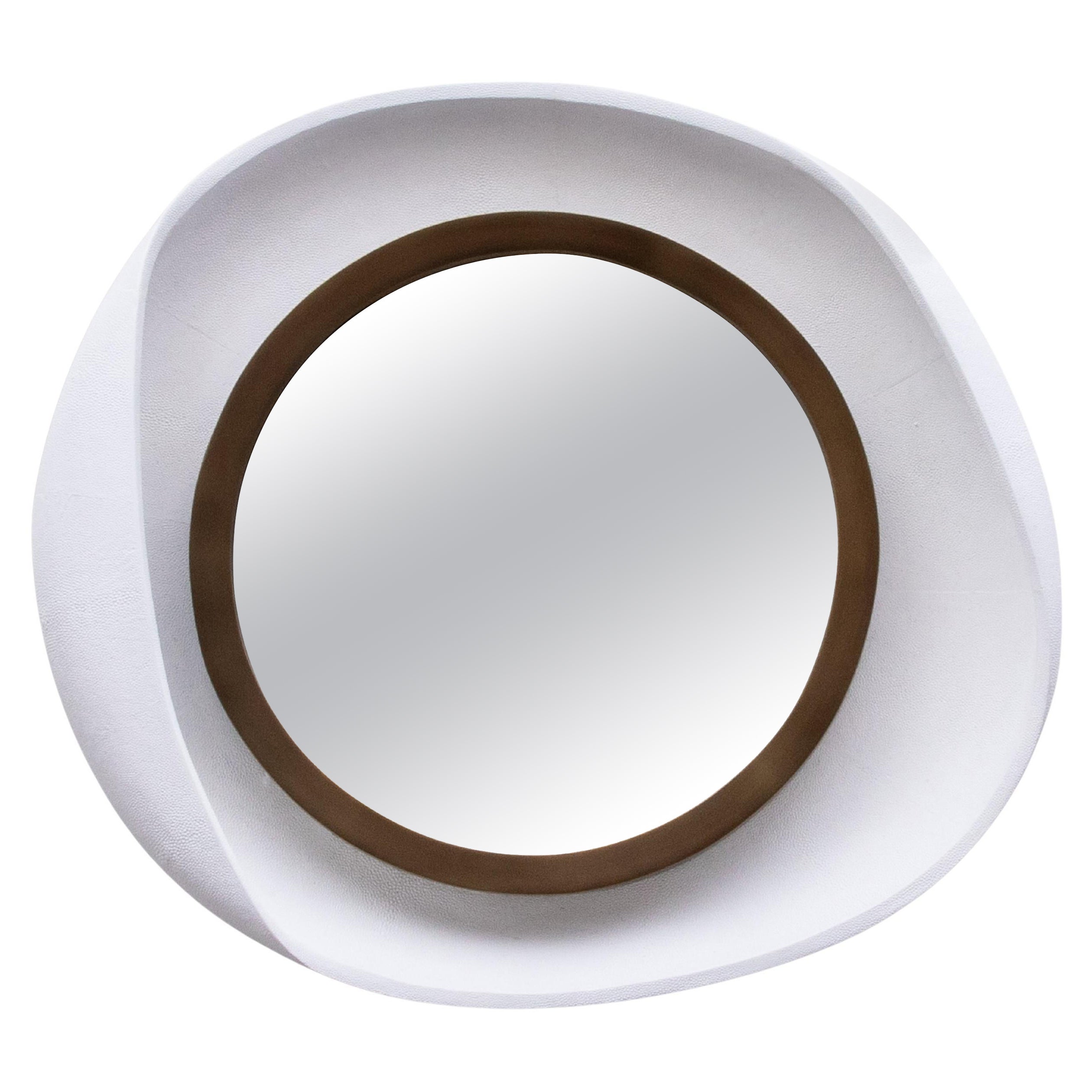 Miroir Modernity en galuchat blanc avec détails en laiton patiné bronze par R&Y Augousti