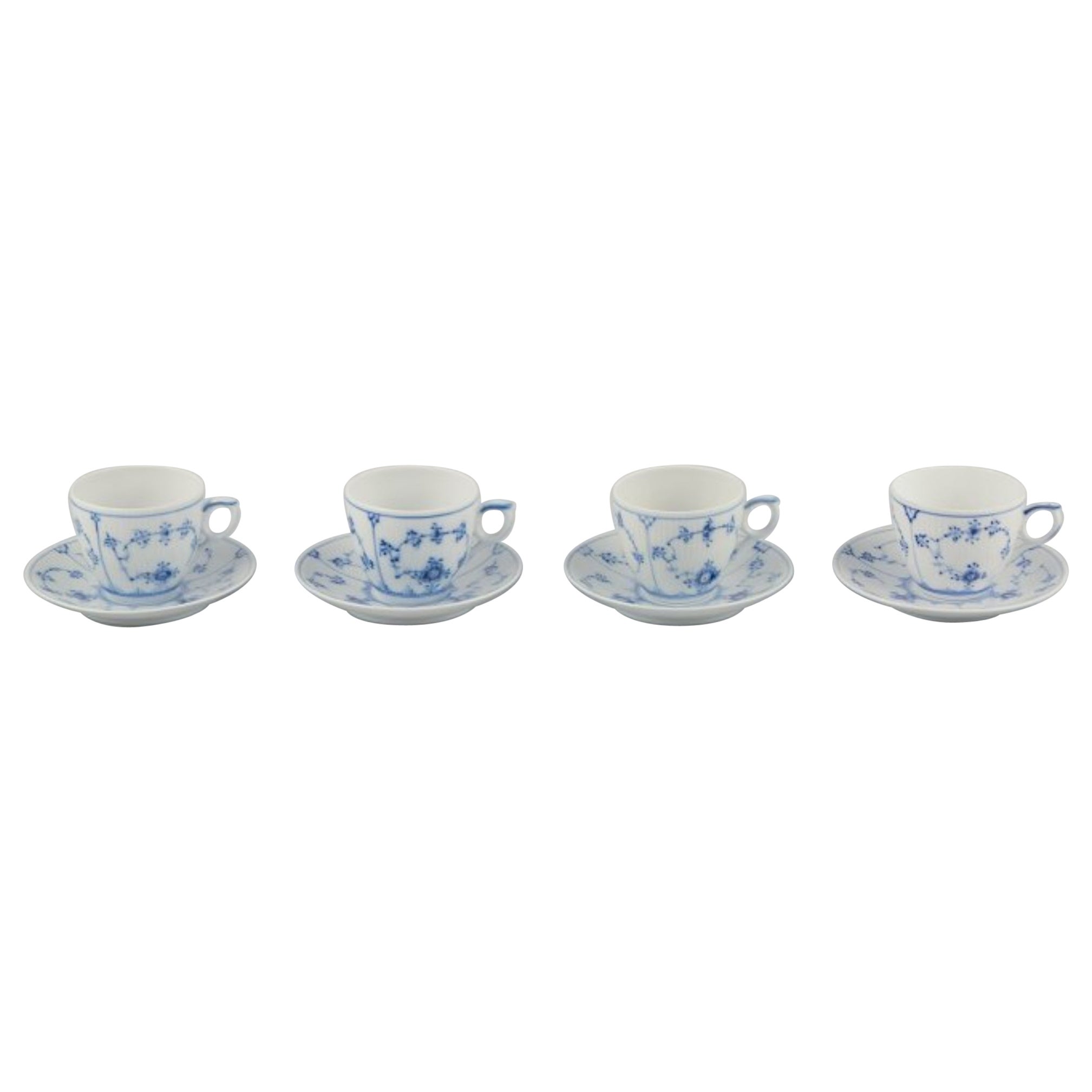 Royal Copenhagen Azul Liso Acanalado. Juego de cuatro tazas de café con platito.