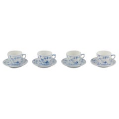 Royal Copenhagen Azul Liso Acanalado. Juego de cuatro tazas de café con platito.