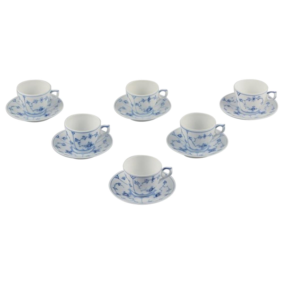 Royal Copenhagen Blue Fluted Plain. Un set di sei tazze da caffè con piattini.