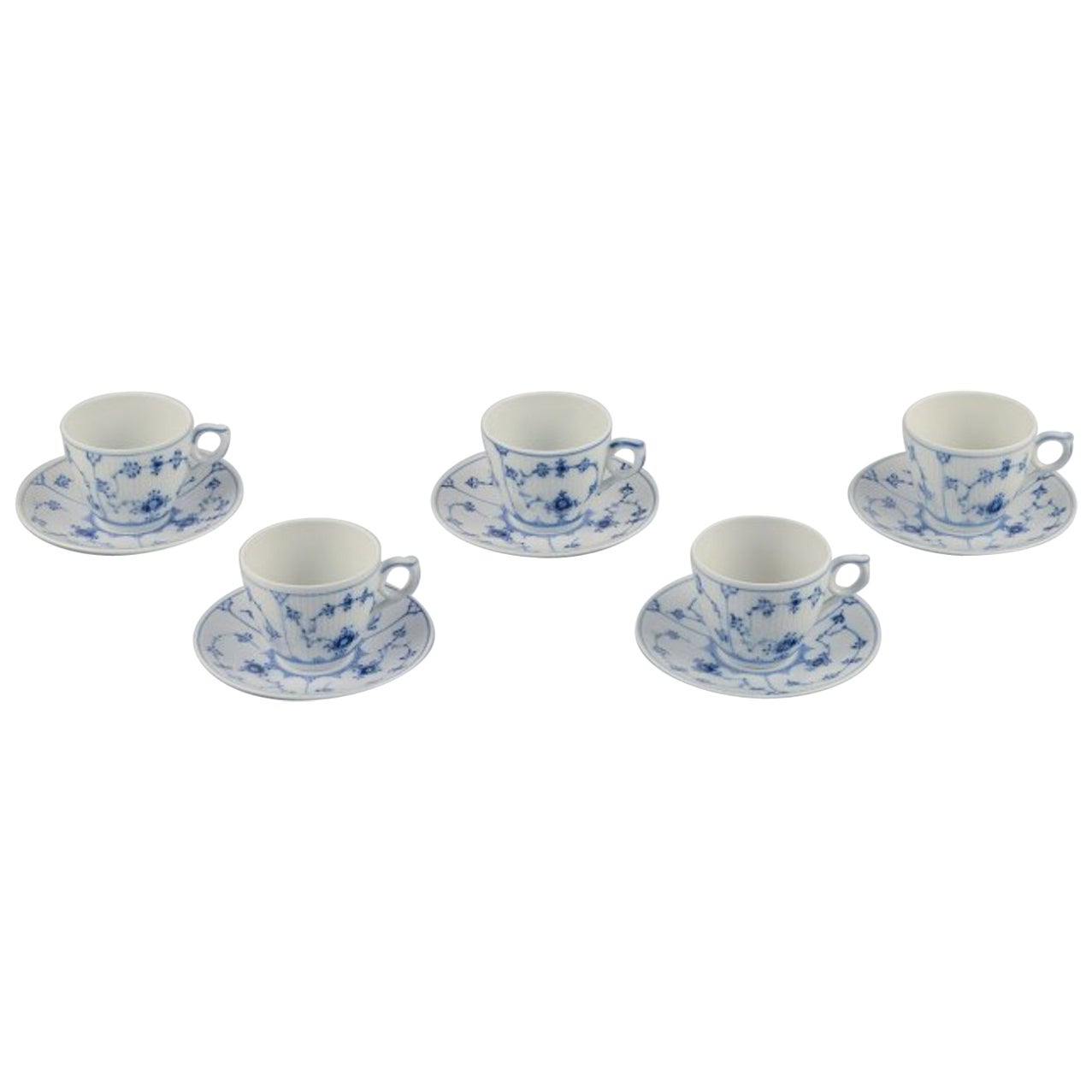 Royal Copenhagen Azul Liso Acanalado. Juego de cinco tazas de café con platito.