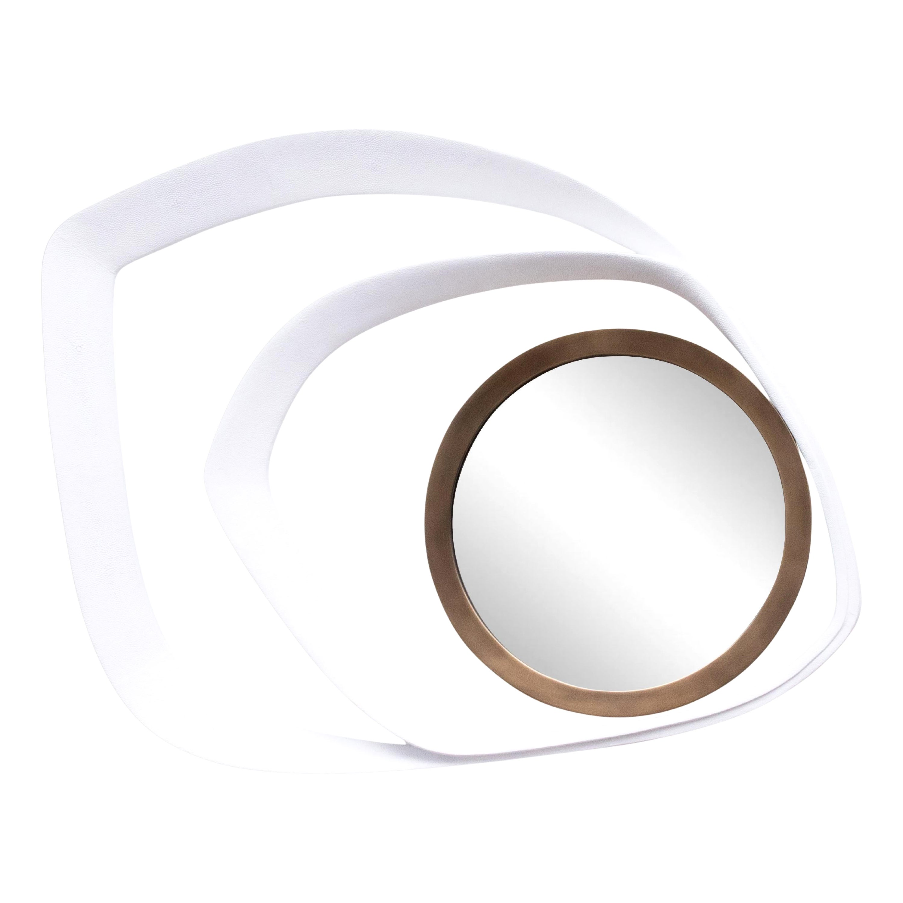 Specchio moderno in zigrino bianco con dettagli in ottone patinato bronzo di R&Y Augousti
