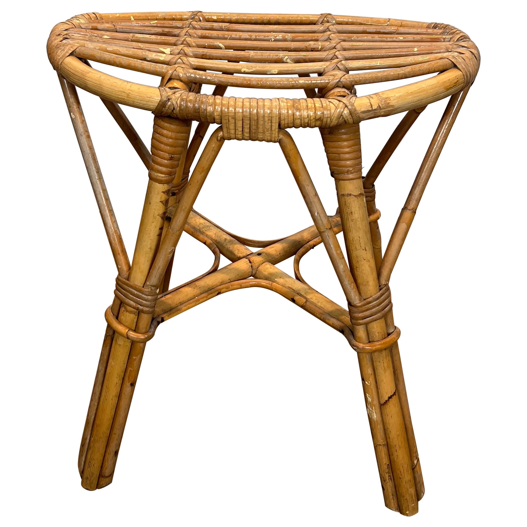 Sgabello in rattan. Lavoro in francese. Circa 1970