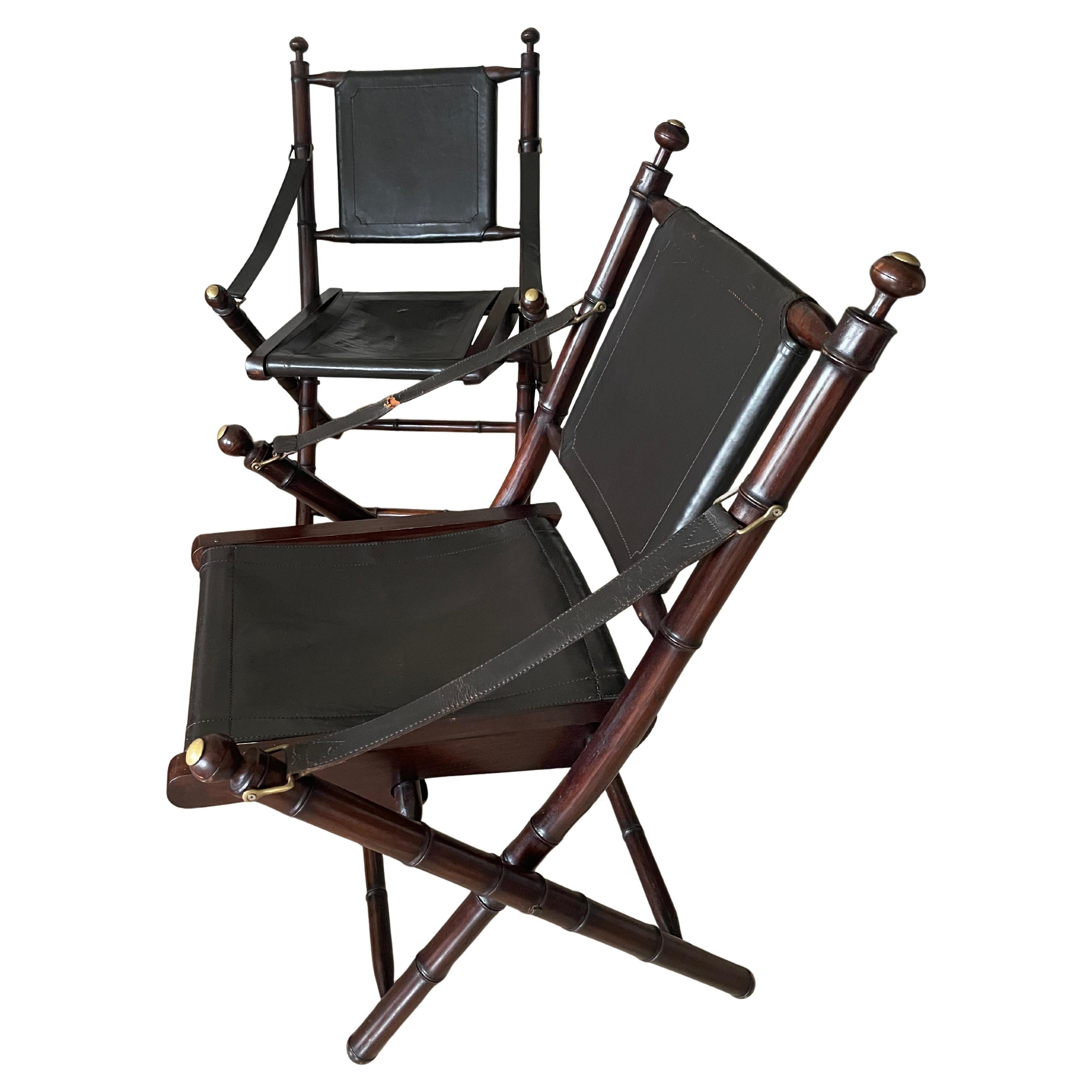Paire de chaises pliantes en cuir et en faux bambou attribuées à la Maison Jansen. en vente