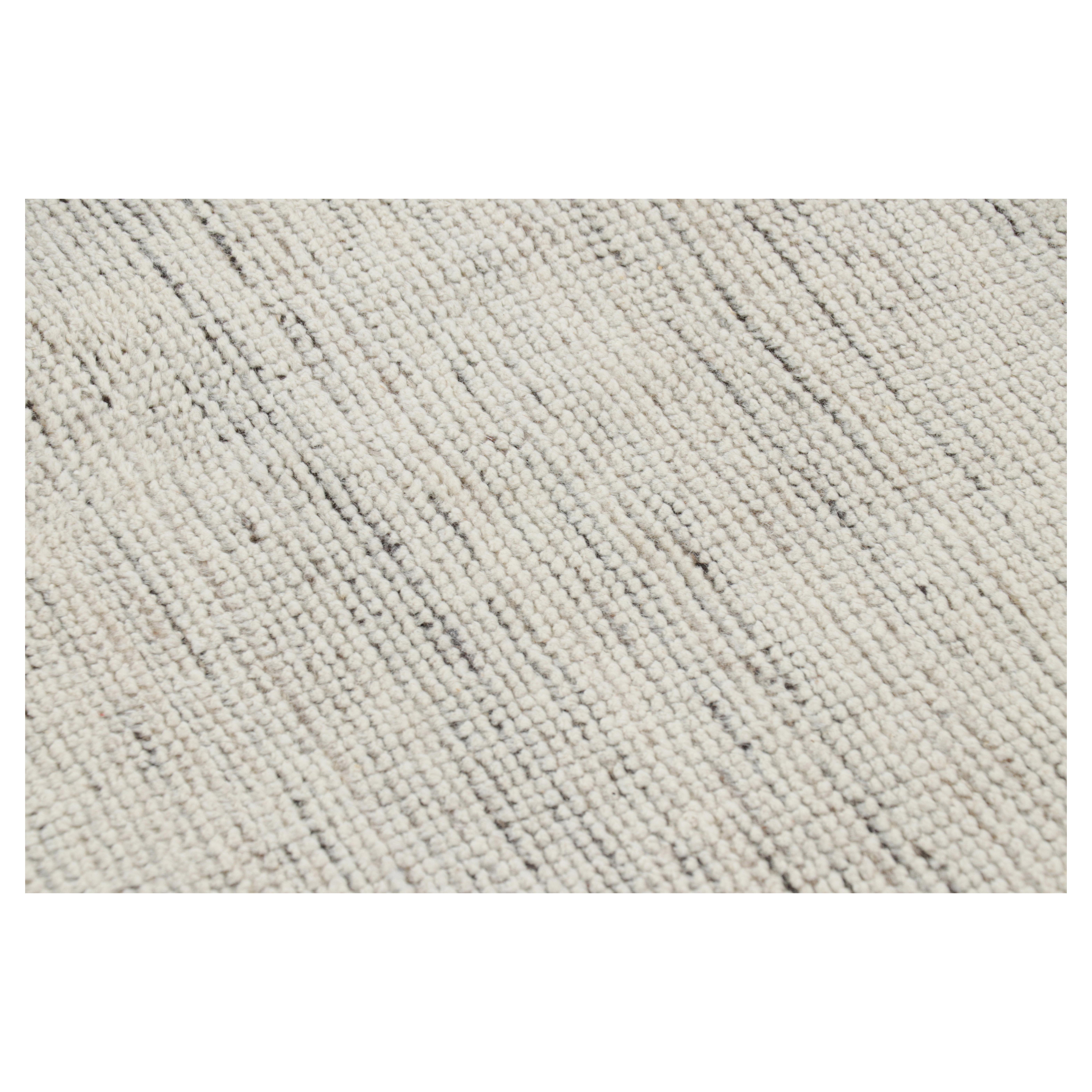 Alfombra de textura contemporánea de Rug & Kilim en tonos blancos y estrías