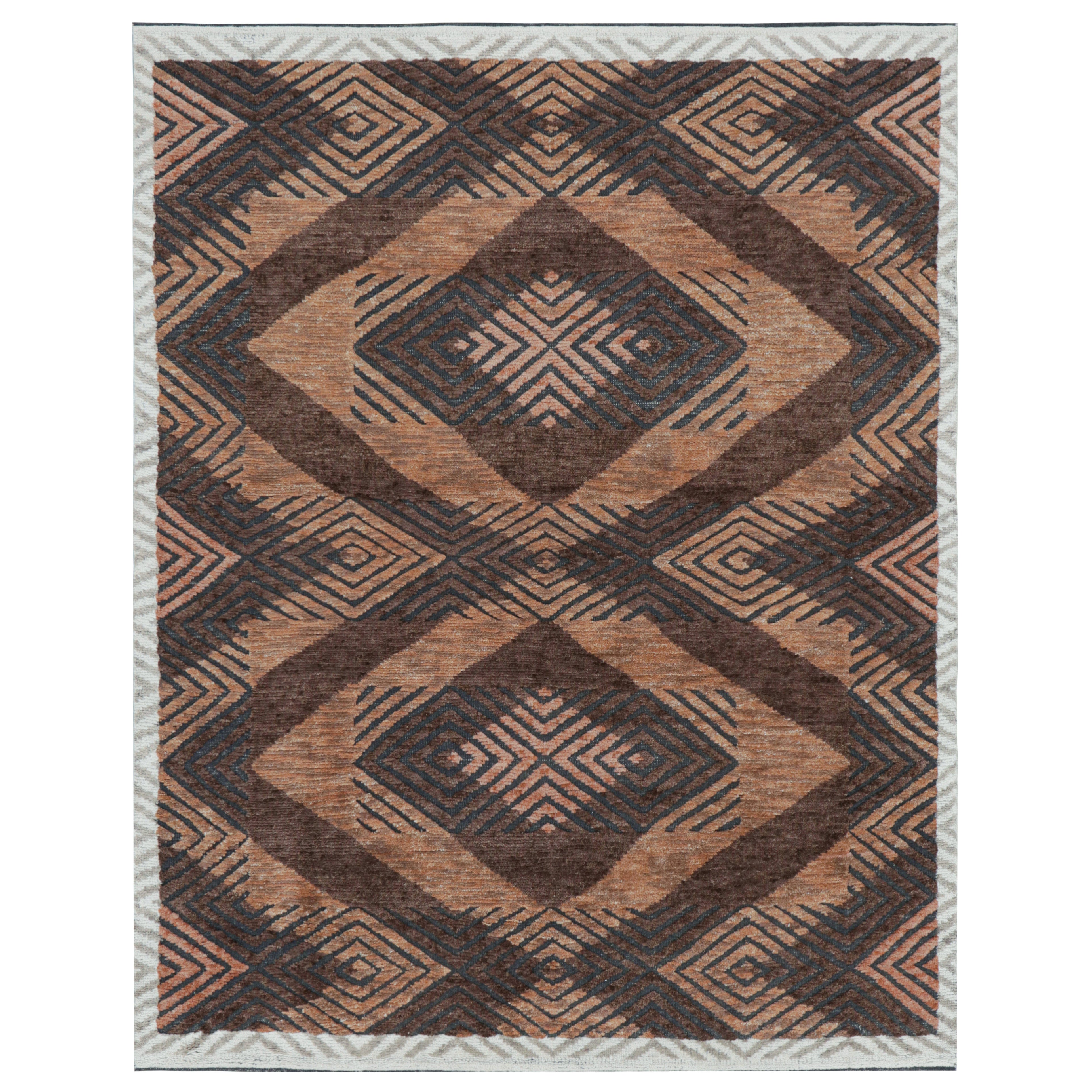 Rug & Kilim's Modern Rug mit braunen, geometrischen Mustern in High-Low-Textur