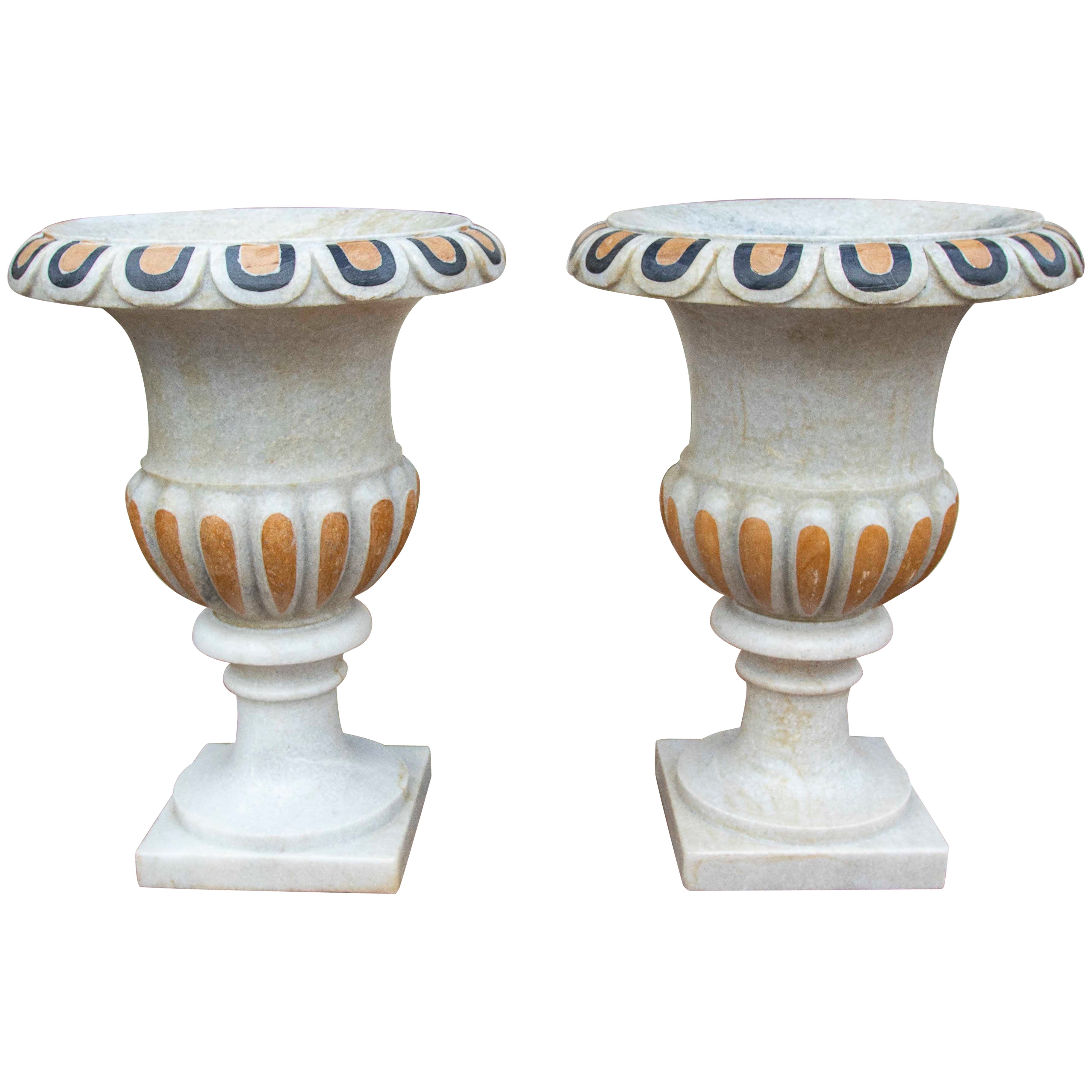 Paire de coupes classiques en marbre sculpté à la main avec incrustations de marbres en vente