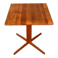 Petite table de salle à manger mi-siècle en teck massif à base de piédestal