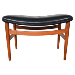 Otomana Jacob Kjaer de teca y cuero negro