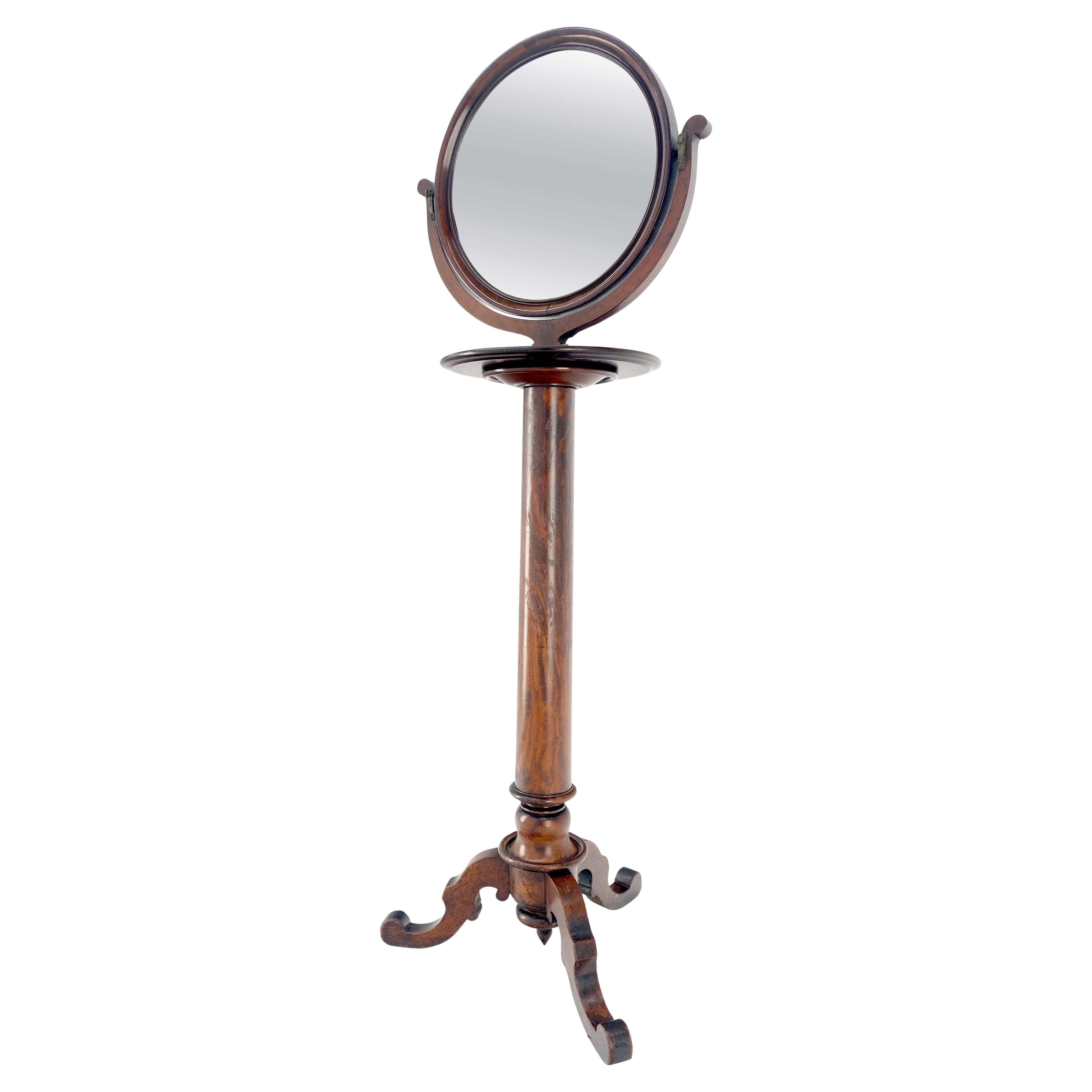 Très beau miroir façonné à un seul piédestal et base tripode sculptée de 62 pouces de haut ! en vente
