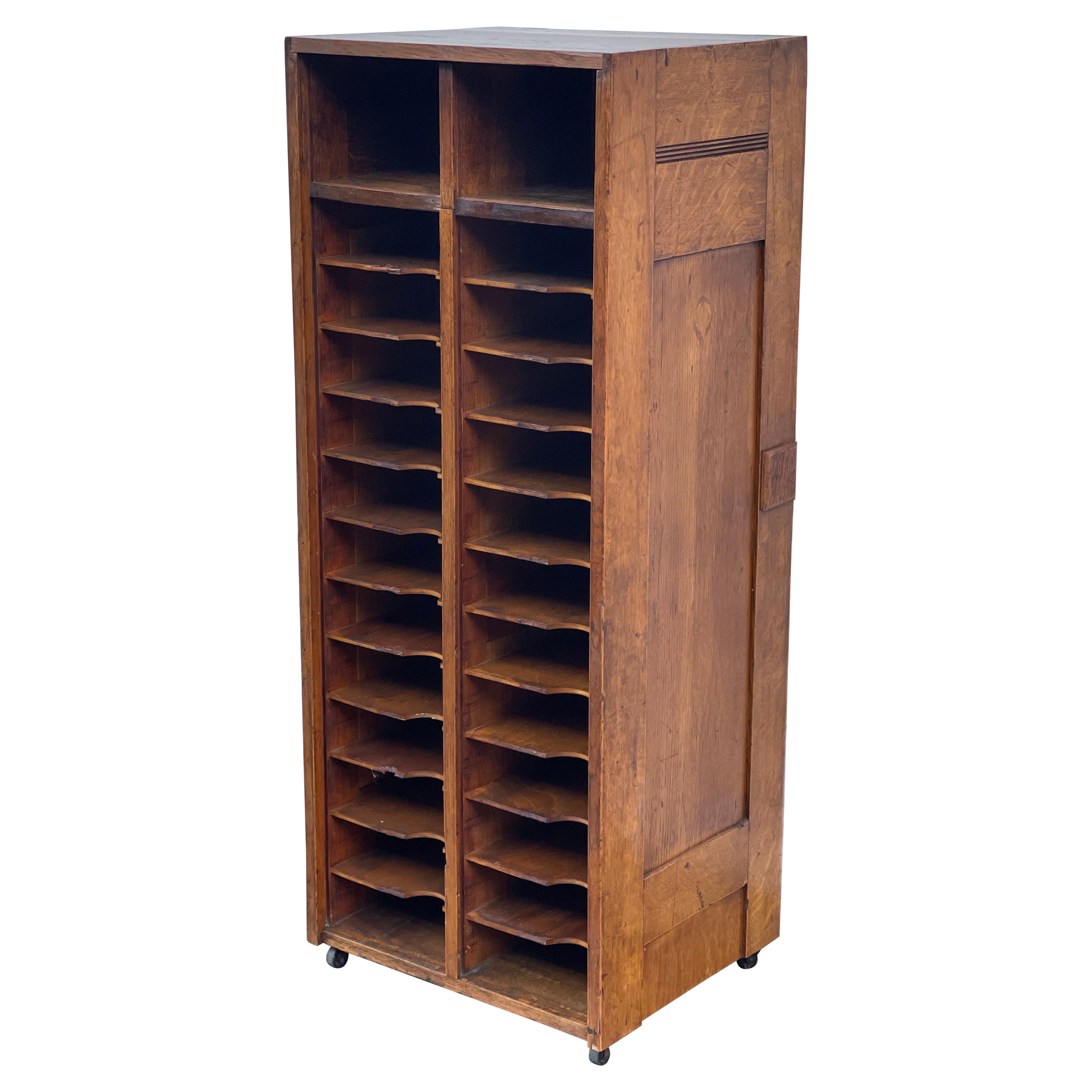 Vintage Mail Sorter Organizer Schrank auf Rollen