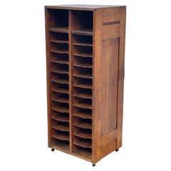 Vintage Mail Sorter Organizer Schrank auf Rollen