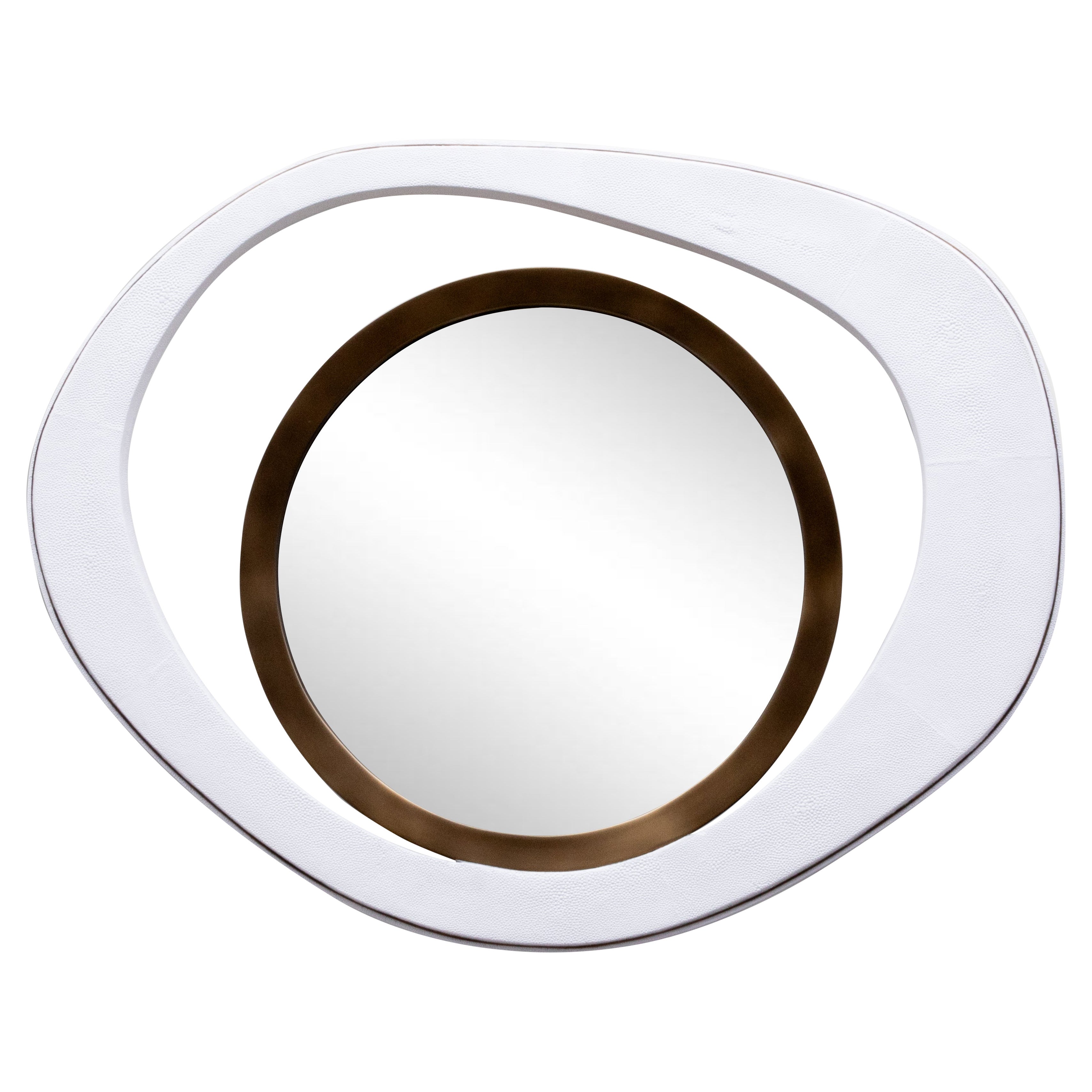 Specchio moderno in zigrino bianco con dettagli in ottone patinato bronzo di R&Y Augousti